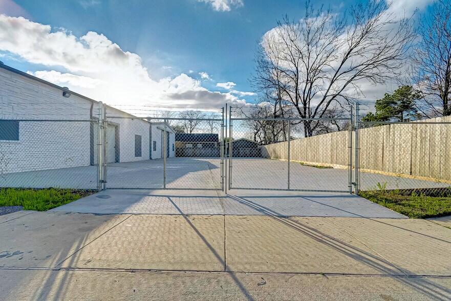 More Photos Of 1110 Central St, Houston Warehouse For Lease