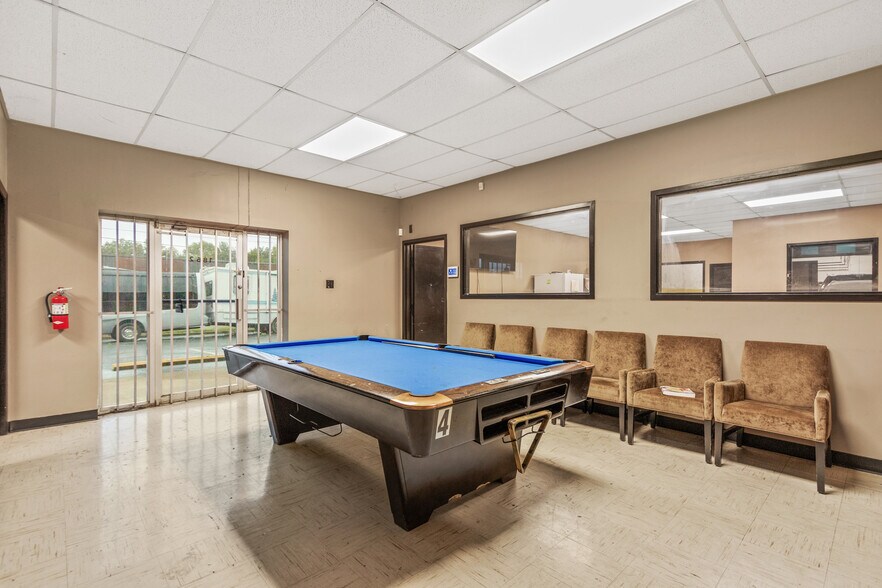 More Photos Of 1862 LATHAM St, Memphis Warehouse For Sale