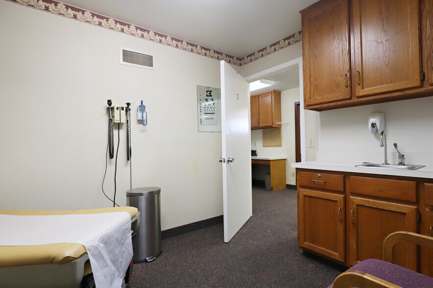 More Photos Of 1134 S Linden Rd, Flint Medical For Sale