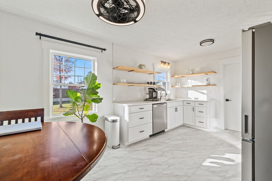 More Photos Of 2039 S Brentwood Blvd, Springfield Office For Sale