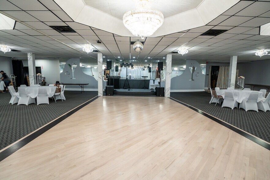 More Photos Of 10140 S Roberts Rd, Palos Hills Bar For Lease