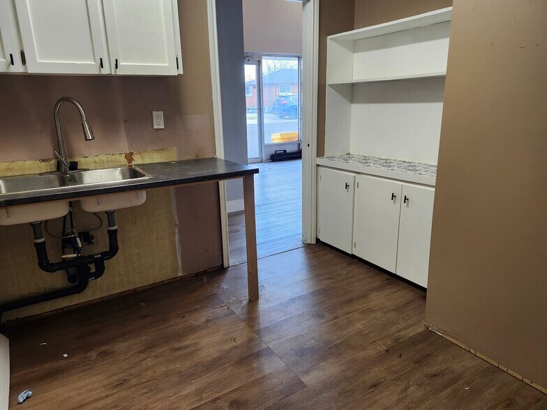 More Photos Of 1 Hiscott St, St Catharines Warehouse For Lease