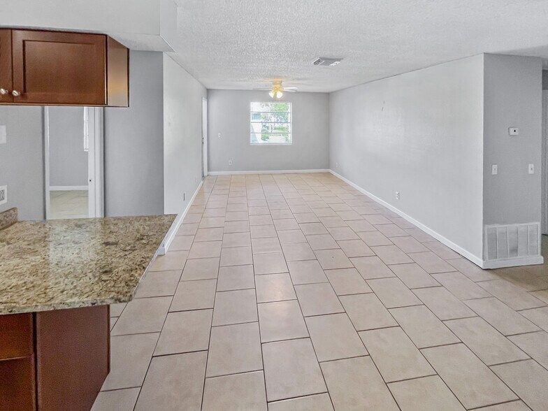 More Photos Of 609 Golden Raintree Pl, Brandon Apartments For Sale