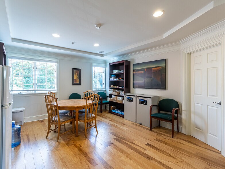 More Photos Of 301 W Roosevelt Rd, Wheaton Office For Lease