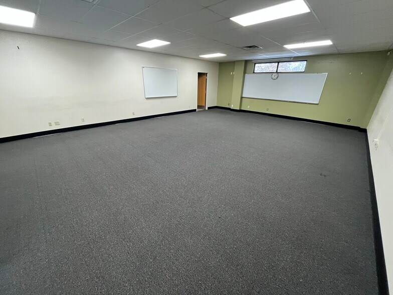 More Photos Of 615 S 5th St, Rockford Specialty For Lease