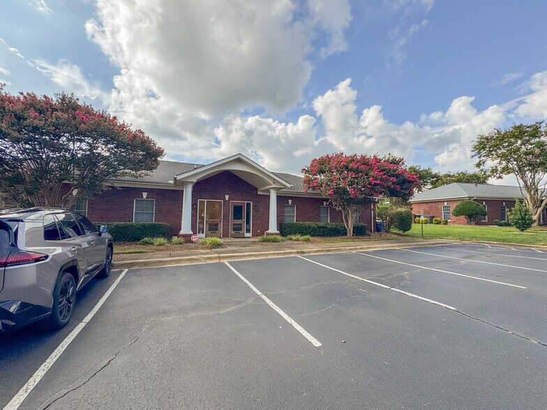 Primary Photo Of 2423 Plantation Center Dr, Matthews Medical For Lease