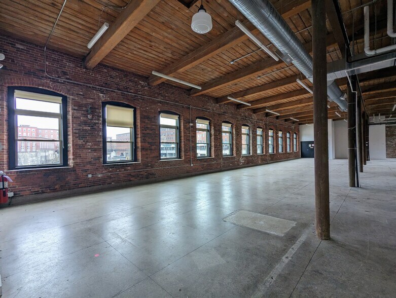 More Photos Of 102 Main St, Saco Light Manufacturing For Sale