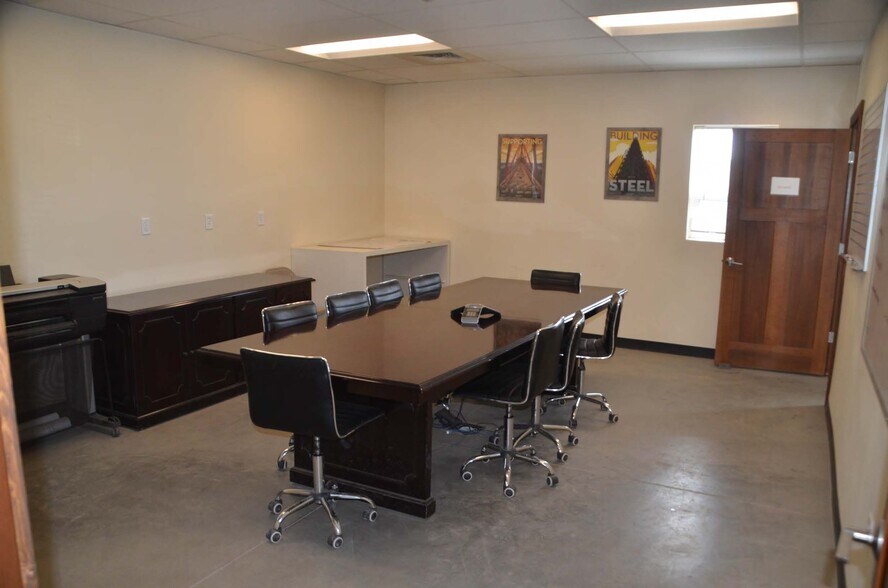 More Photos Of 112 Southwest Dr, Cheyenne Flex For Lease