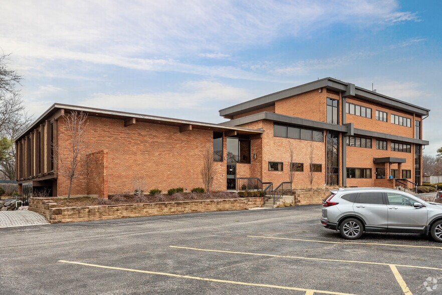 More Photos Of 1939 Waukegan Rd, Glenview Loft Creative Space For Lease