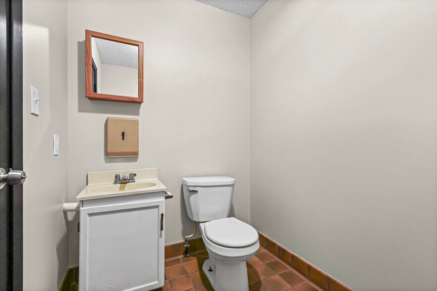 More Photos Of 11 Brierton Ln, Crystal City Office For Sale