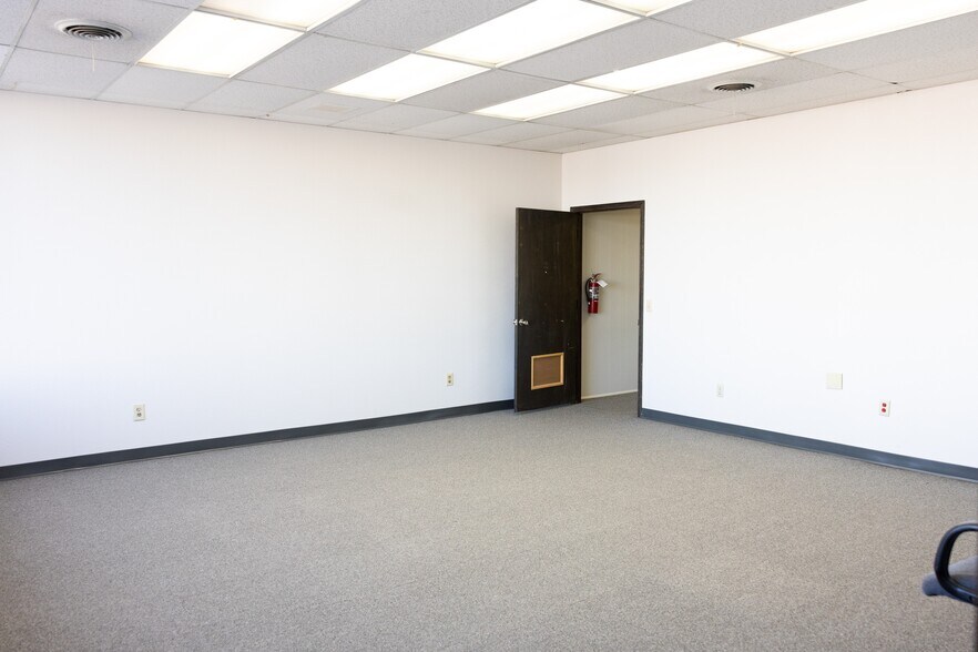 More Photos Of 115 W 1st St, Dumas Medical For Lease