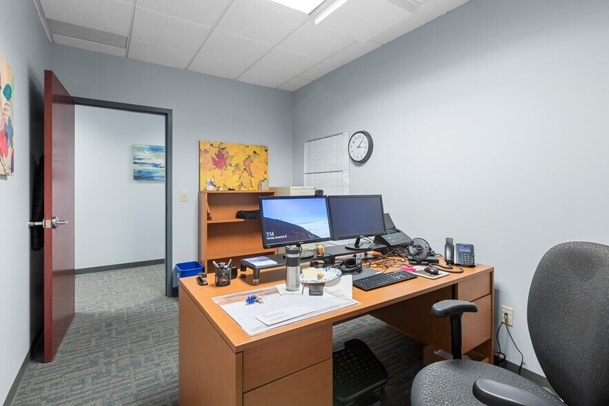 More Photos Of 501-617 Travelers Trl, Burnsville Research And Development For Lease