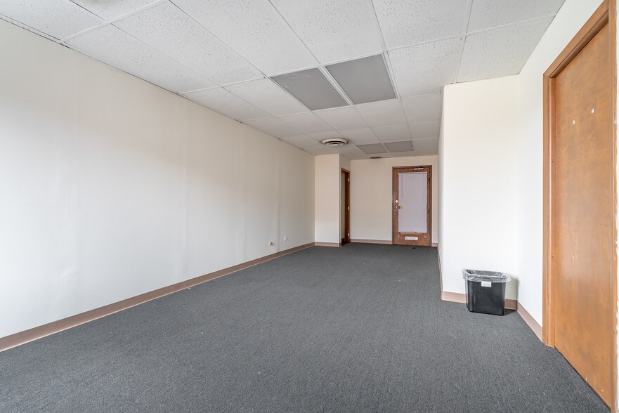 More Photos Of 6650 N Northwest Hwy, Chicago Office For Lease