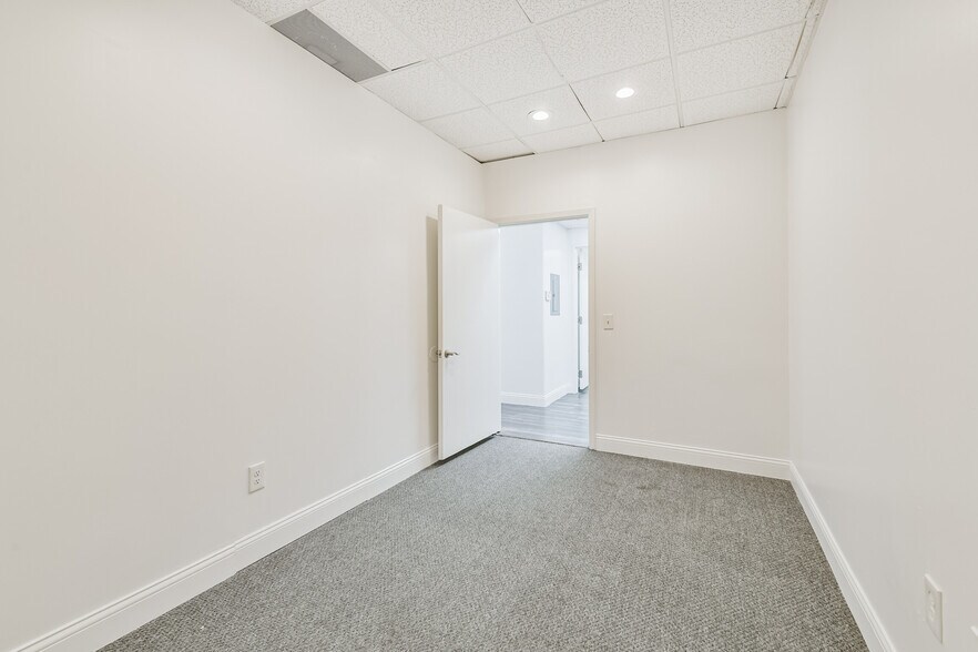 More Photos Of 20550 Townsen Blvd, Humble Office For Sale
