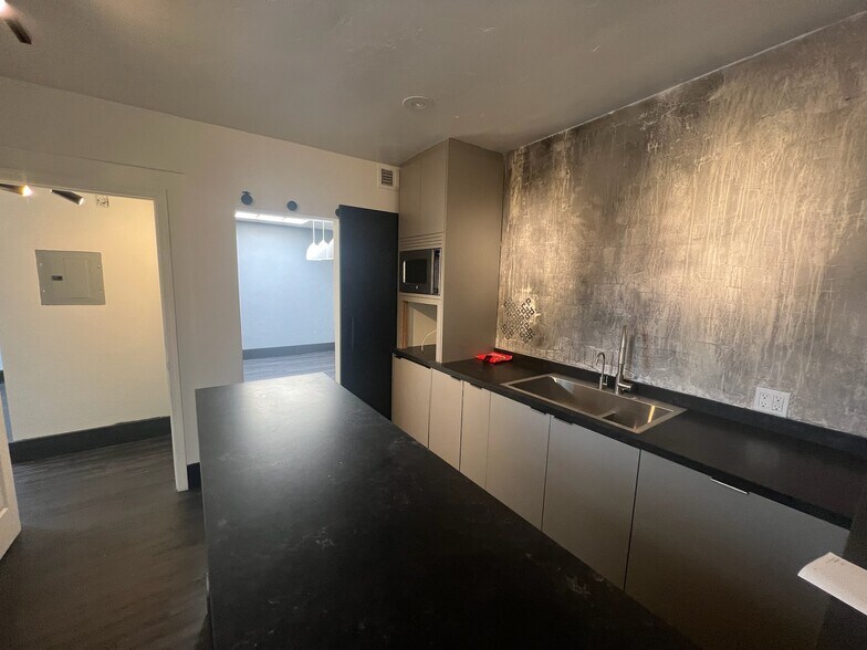 More Photos Of 7540-7542 Fay Ave, La Jolla Storefront Retail Office For Lease