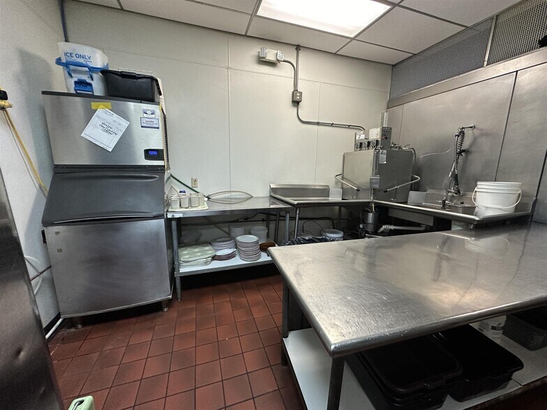 More Photos Of 1427 W Galena Ave, Freeport Freestanding For Sale