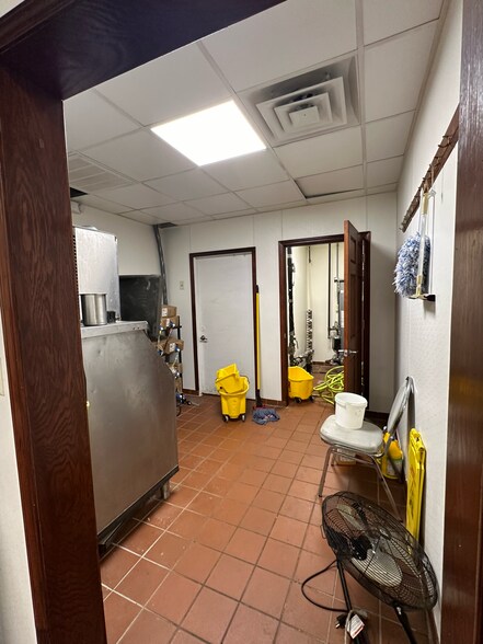 More Photos Of 102 E Park St, Taylorville Freestanding For Sale