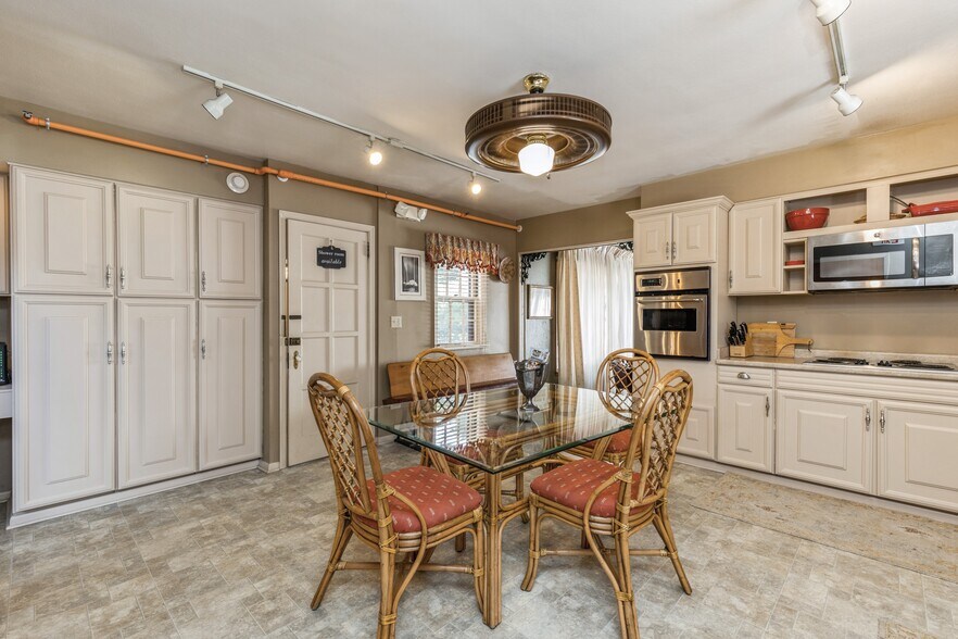 More Photos Of 324 1st St, Des Moines General Retail For Sale