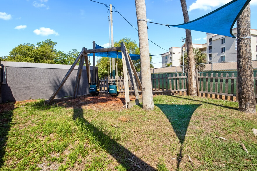 More Photos Of 1535 N Cogswell St, Rockledge Warehouse For Lease