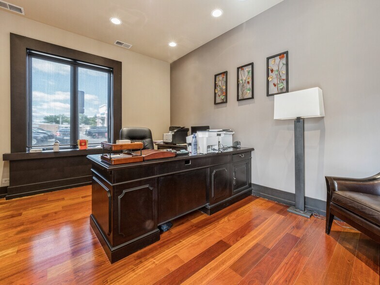 More Photos Of 4650-52 Lawrence, Chicago Office For Sale