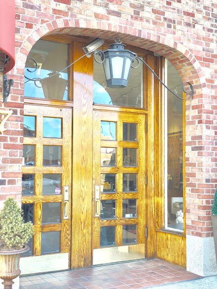 More Photos Of 5 W Putnam Ave, Greenwich Office For Lease
