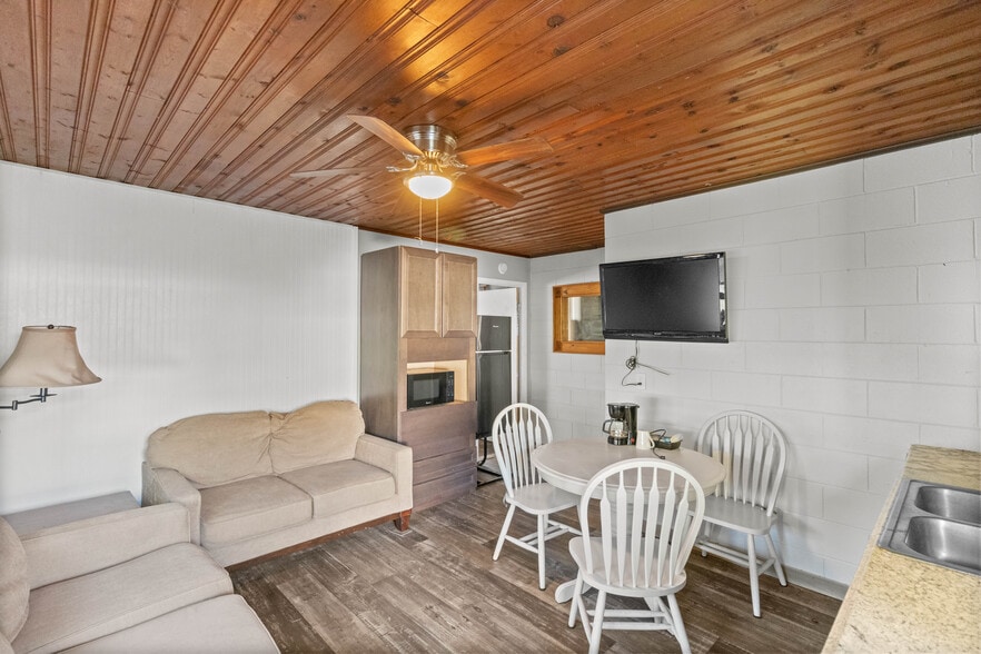More Photos Of 6808 Lake Griffin Rd, Lady Lake Hotel For Sale