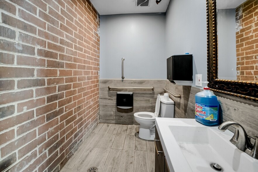 More Photos Of 3233-3241 W Cermak Rd, Chicago Auto Repair For Sale