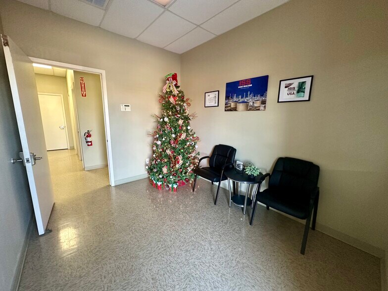 More Photos Of 4904 Railroad St, Deer Park Service For Lease