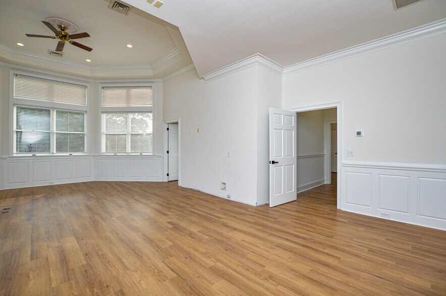 More Photos Of 21000 Torrence Chapel Rd, Cornelius Office Residential For Lease