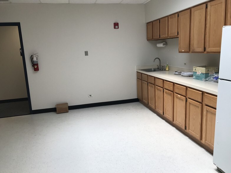 More Photos Of 1303-1359 Barclay Blvd, Buffalo Grove Research And Development For Lease