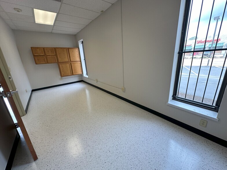 More Photos Of 1341 N Highland Ave, Jackson Office For Sale