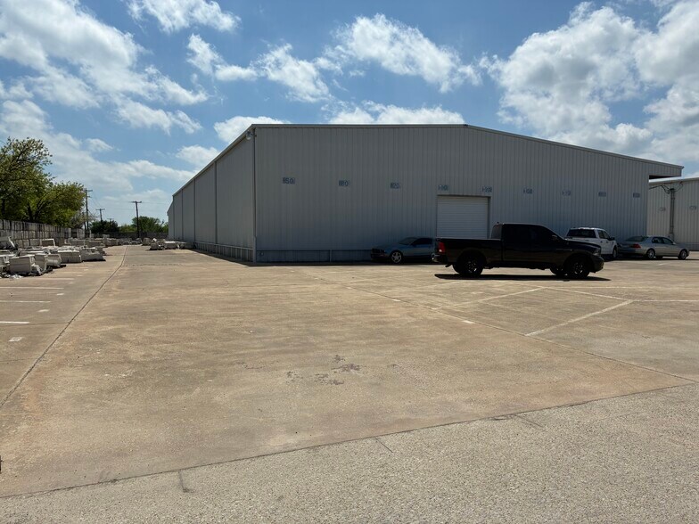 More Photos Of 301 Pleasant Dr, Dallas Warehouse For Lease