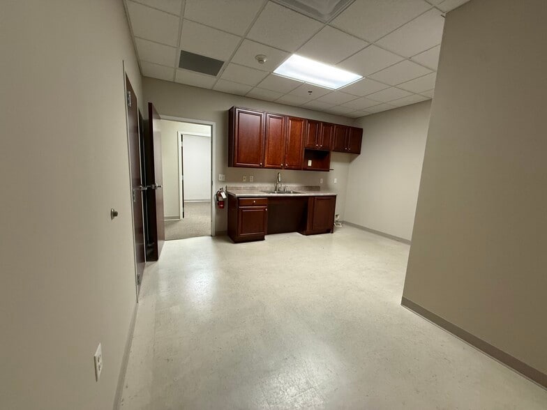 More Photos Of 639 Executive Pl, Fayetteville Medical For Lease