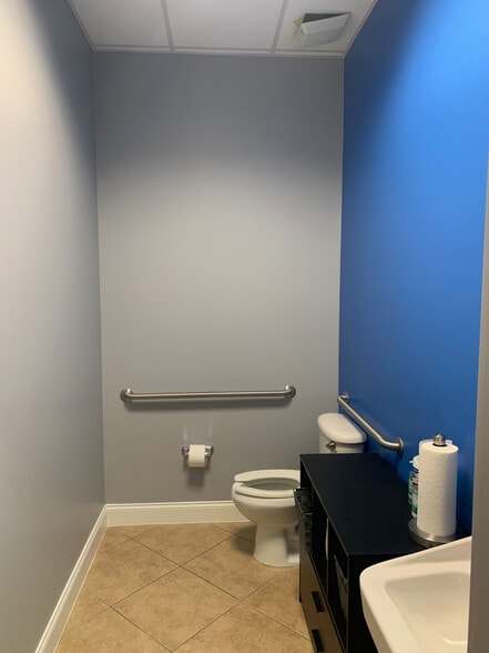 More Photos Of 8810 Commodity Cir, Orlando Showroom For Lease