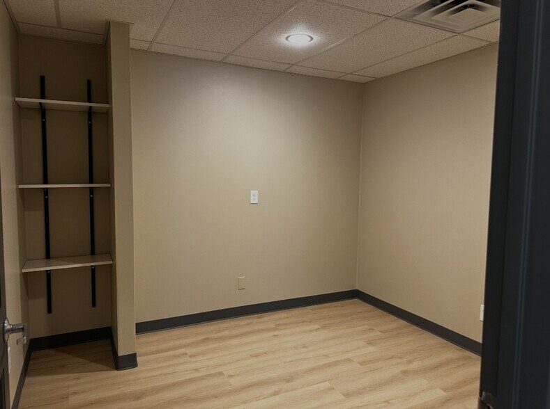 More Photos Of 10600-10628 W 87th St, Overland Park Office For Lease