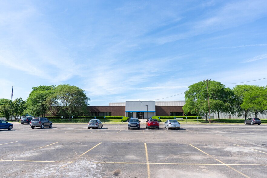 More Photos Of 5400 Perry Dr, Waterford Distribution For Lease