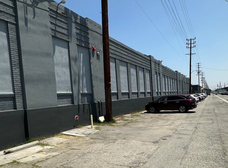 More Photos Of 2801 E 12th St, Los Angeles Warehouse For Lease