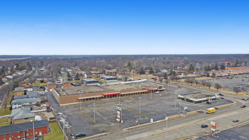 More Photos Of 3013-3033 N Sterling Ave, Peoria General Retail For Lease