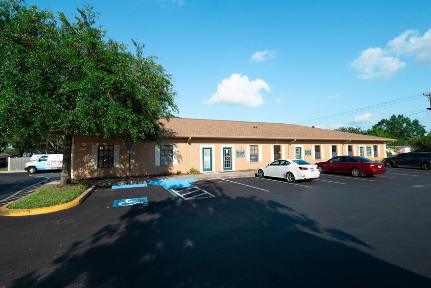 More Photos Of 8909 Regents Park Dr, Tampa Office Residential For Lease