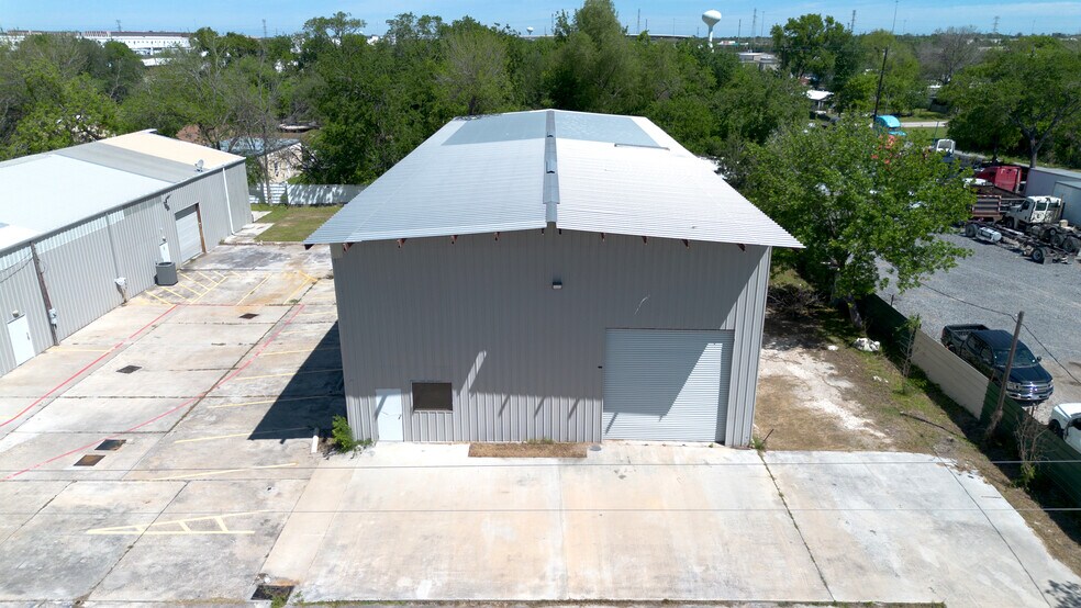 More Photos Of 703 Buschong St, Houston Manufacturing For Lease