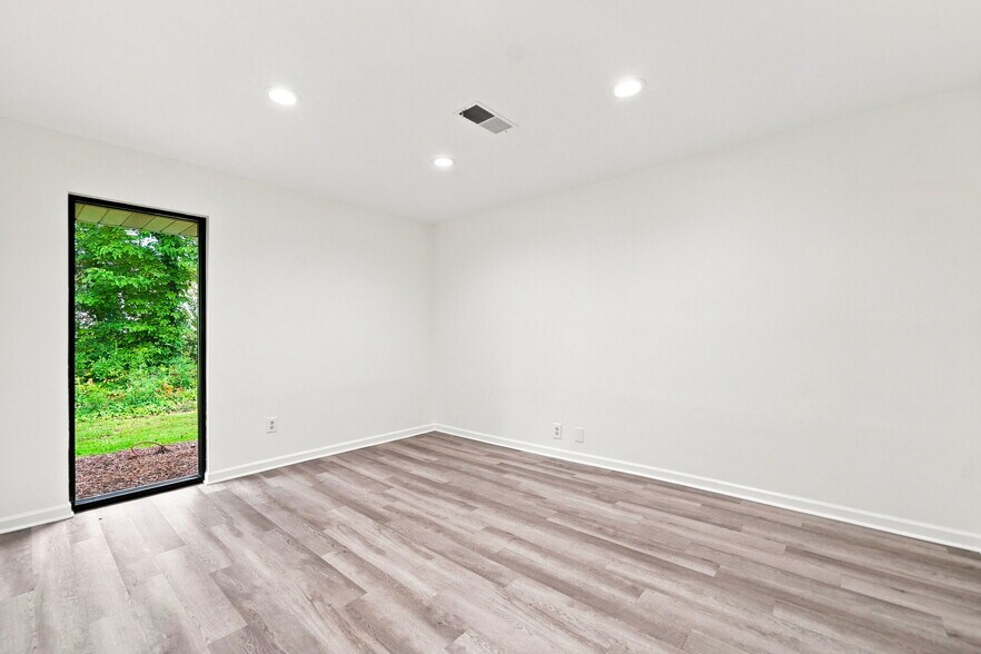 More Photos Of 600 Houze Way, Roswell Medical For Lease