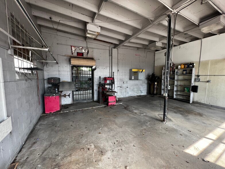More Photos Of 1200 E Mulberry St, Angleton Auto Repair For Sale