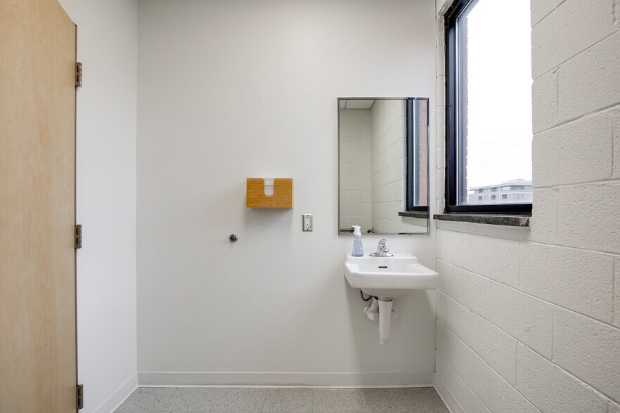 More Photos Of 3310 W Clay St, Richmond Showroom For Lease