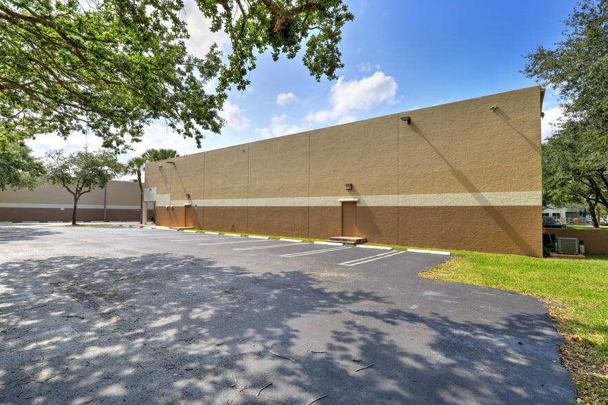 More Photos Of 5751-5753 Miami Lakes Dr, Miami Lakes Warehouse For Lease