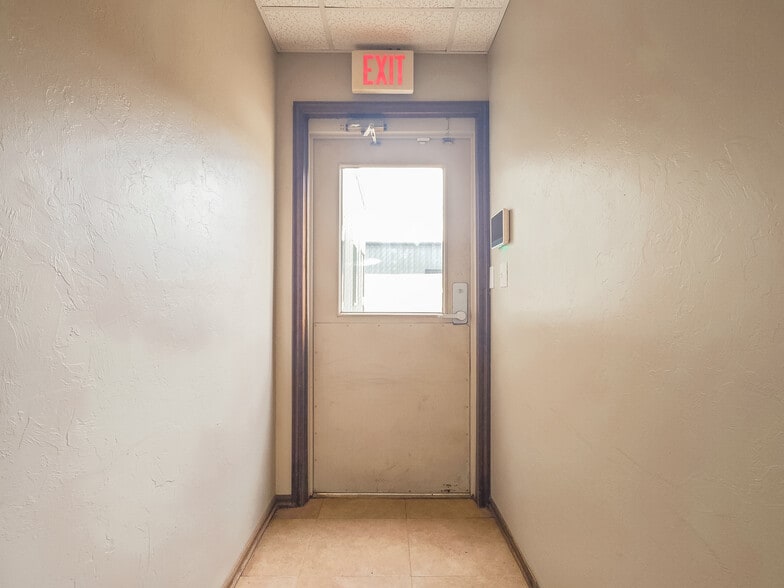 More Photos Of 401 S Ranchwood Blvd, Yukon Flex For Sale