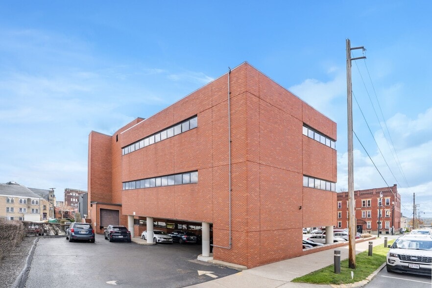 More Photos Of 68 W Church St, Newark Office For Lease