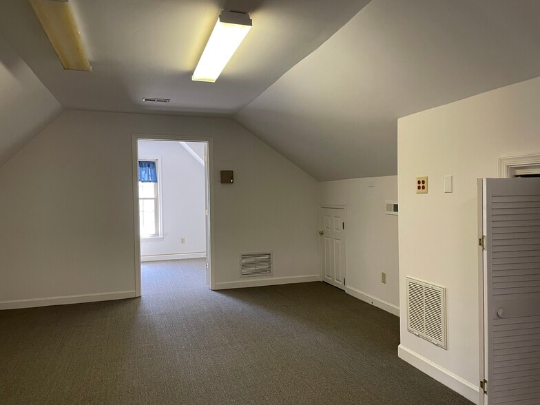 More Photos Of 8979 Pocahontas Trl, Williamsburg Light Distribution For Lease