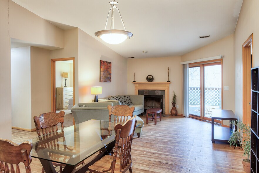 More Photos Of 1533 Arbors Ln, Bloomington Apartments For Sale