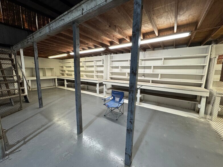 More Photos Of 9182 S US Highway 79, Palestine Service For Lease