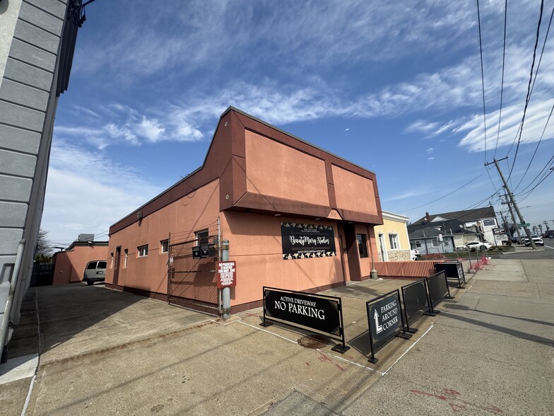 More Photos Of 816 Hempstead Tpke, Franklin Square Office For Sale